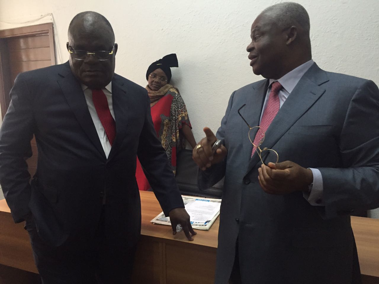 Le ministre des finances et du budget, M. Calixte Nganongo, avec le Directeur Général du Trésor, M. Albert Ngondo